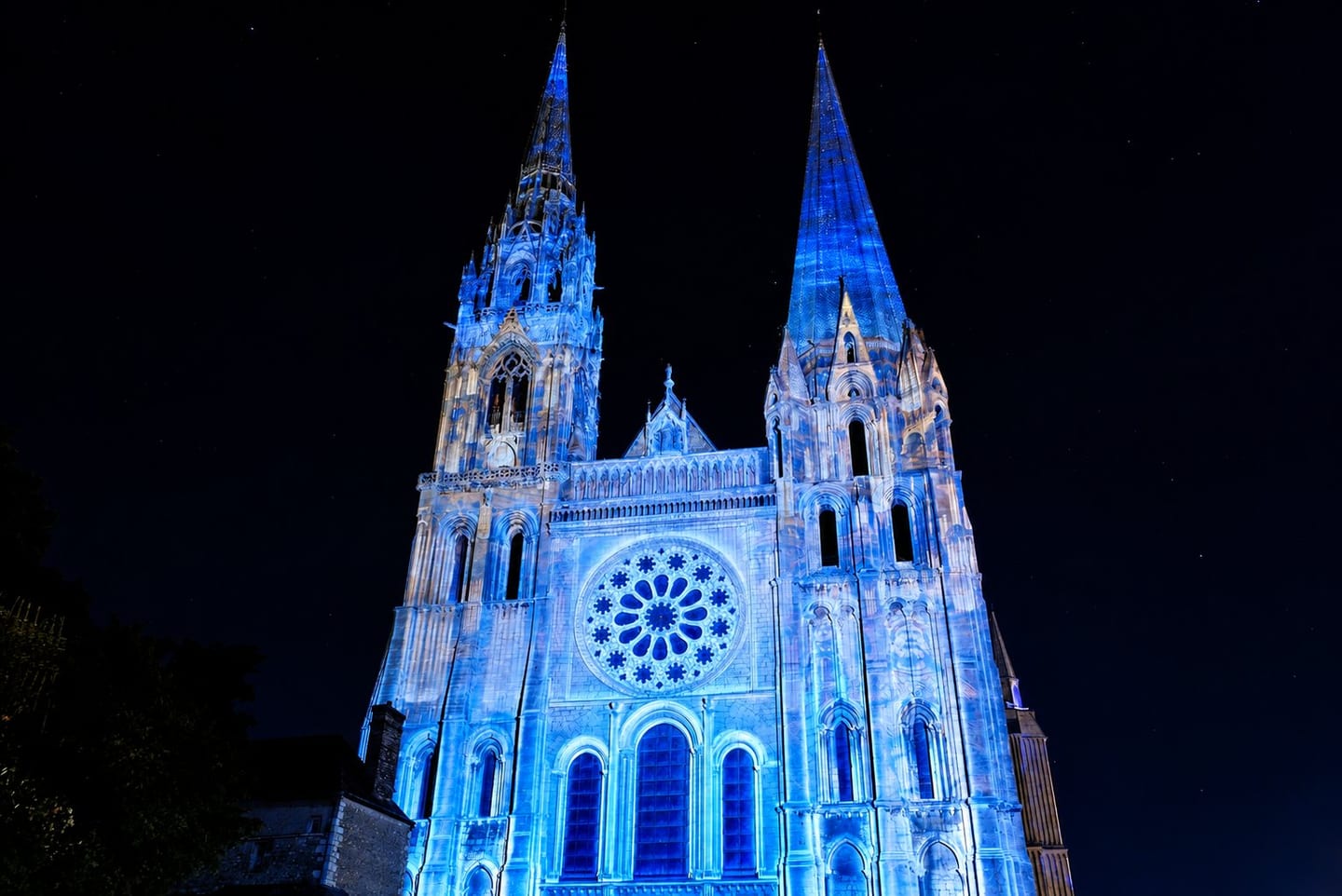 La cathédrale de Chartres illuminée en bleu la nuit